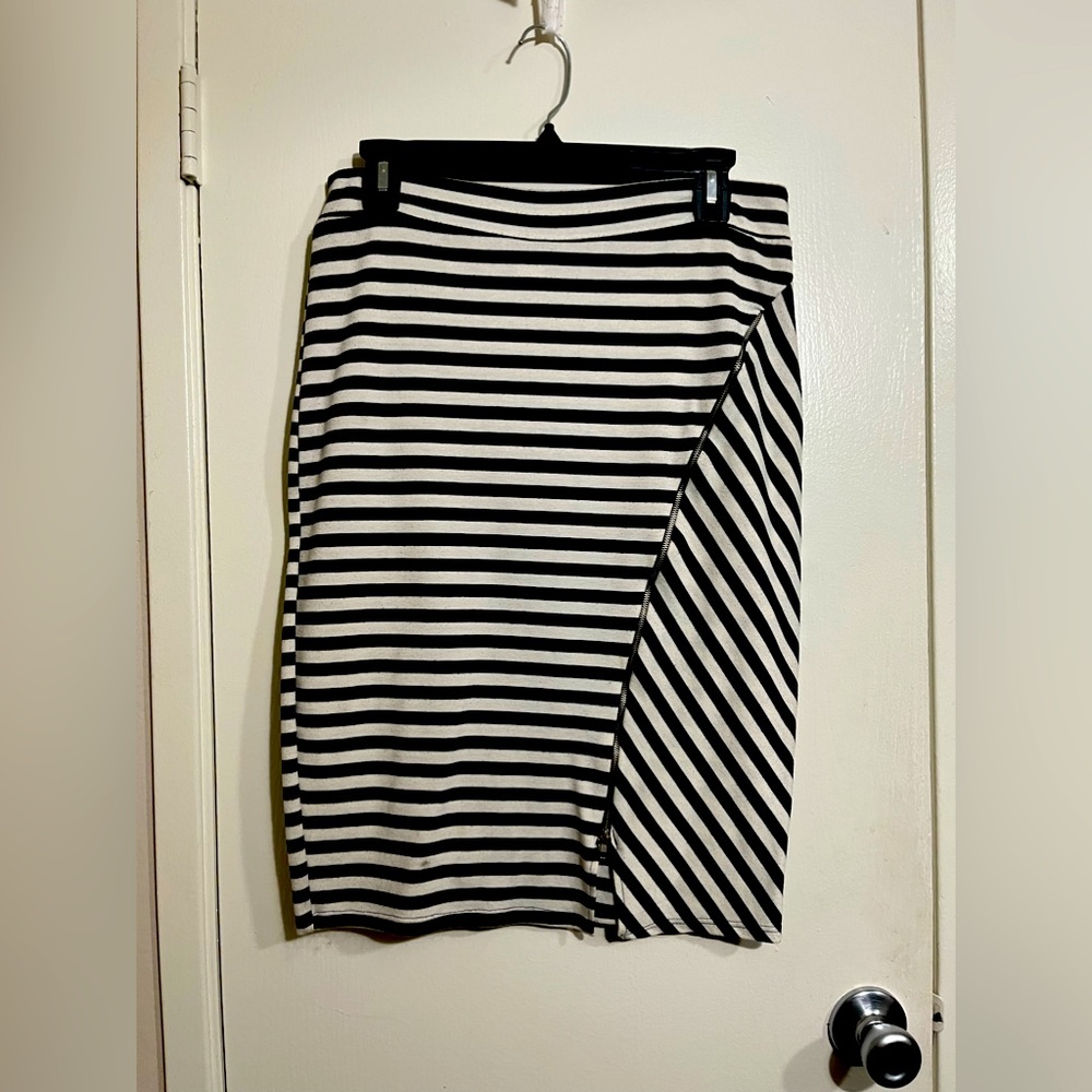 Vintage! Cute White and Black Pencil Striped Skirt With Side Zipper